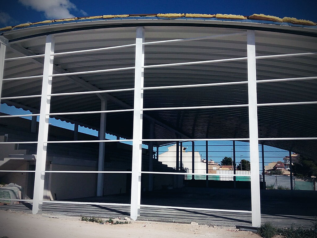 Edificio de usos múltiples con estructura metálica