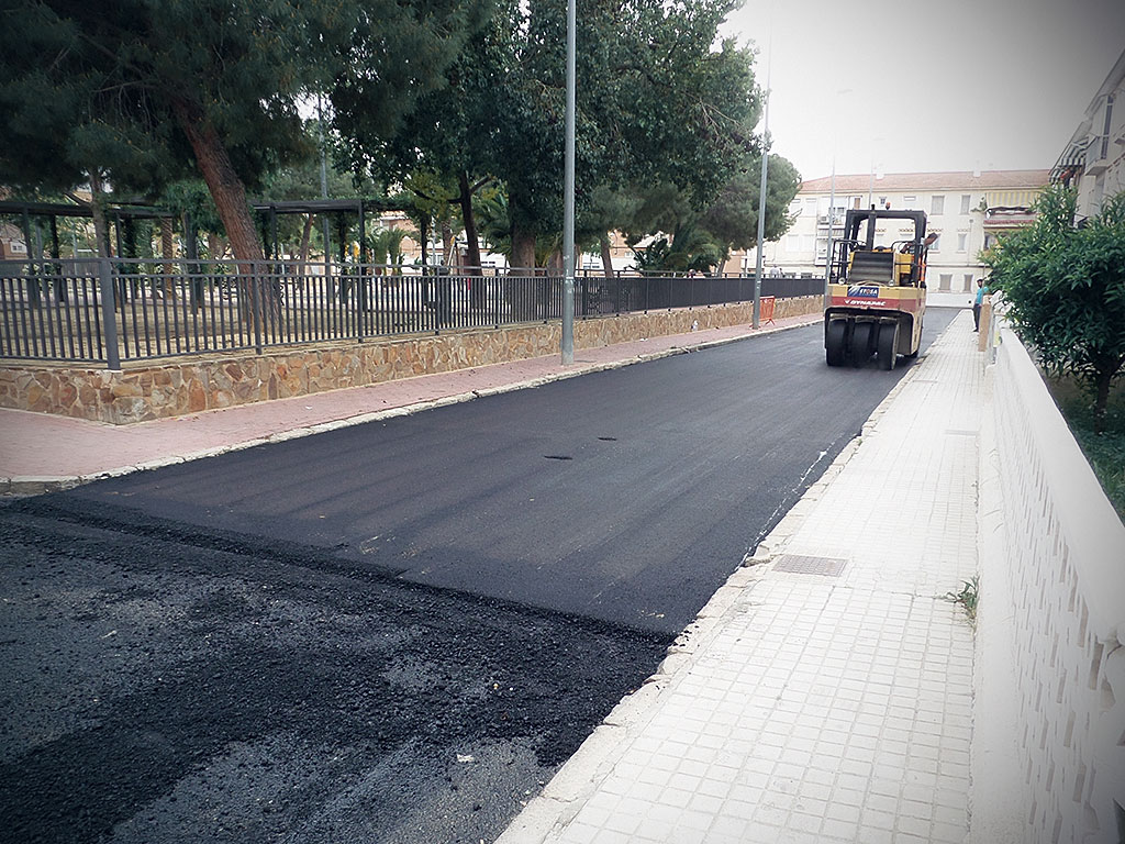 Refuerzo de firme en Avenida Azorín